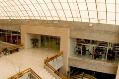 vista de escalera del patio central