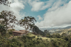 EXTERIOR CABAÑAS MORADAS