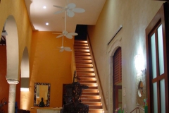 ESCALERA AL BAR