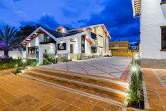 VISTA EXTERIOR 4 CASA DE SERVICIO A LA SOCIEDAD UNIVERSIDAD DEL AZUAY