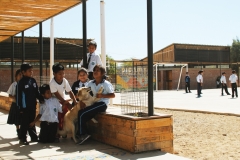 ESCUELA SANTA ELENA DE PIEDRITAS.Corredor con banca madera reciclada 006