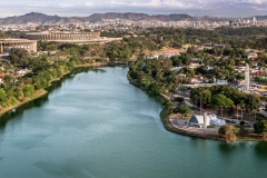 Lagoa da Pampulha com a Igreja de São Francisco, Mineirão e Mineirinho. Ao fundo, a nossa querida Serra do Curral.