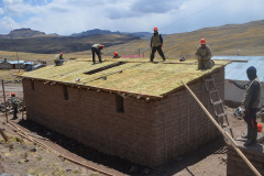 VISTA EXTERIOR 1 - VIVIENDA ALTOANDINA BIOCLIMÁTICA ECOLÓGICA Y SISMO RESISTENTE